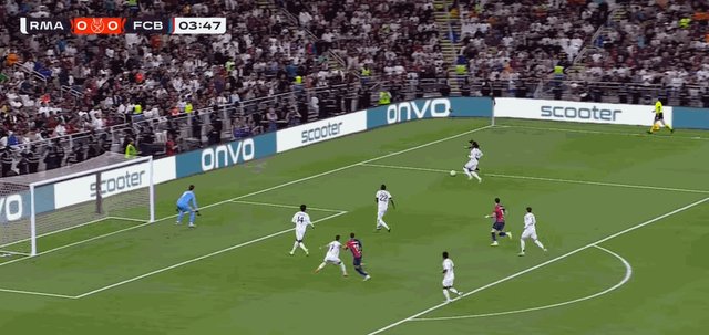 1736717995327035289.gif 拉菲尼亚头球.gif